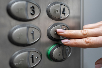 Manutenção de elevadores deve ser constante em Condomínios