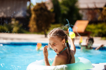 Piscina em casa: entenda quais cuidados tomar e como evitar acidentes