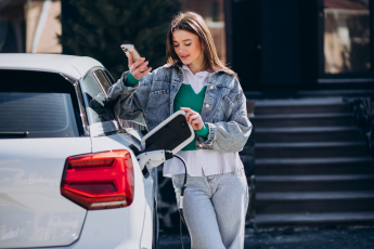 Carregar o carro elétrico na garagem - O que o Síndico precisa entender